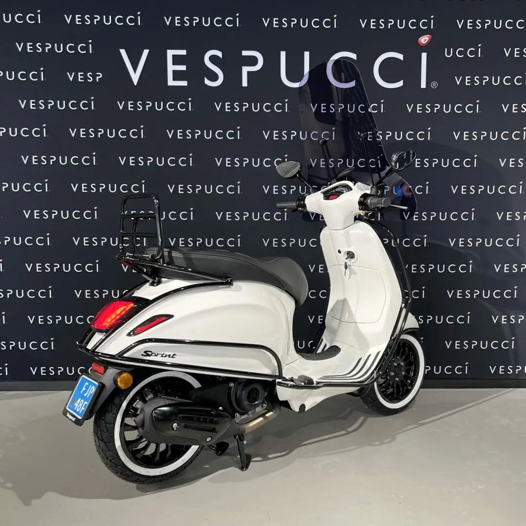 Vespa Sprint - White x black