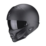 Een matzwarte motorhelm met een robuust en stoer design, de Scorpion Exo-Combat II, geschikt voor een urban en edgy rijstijl.