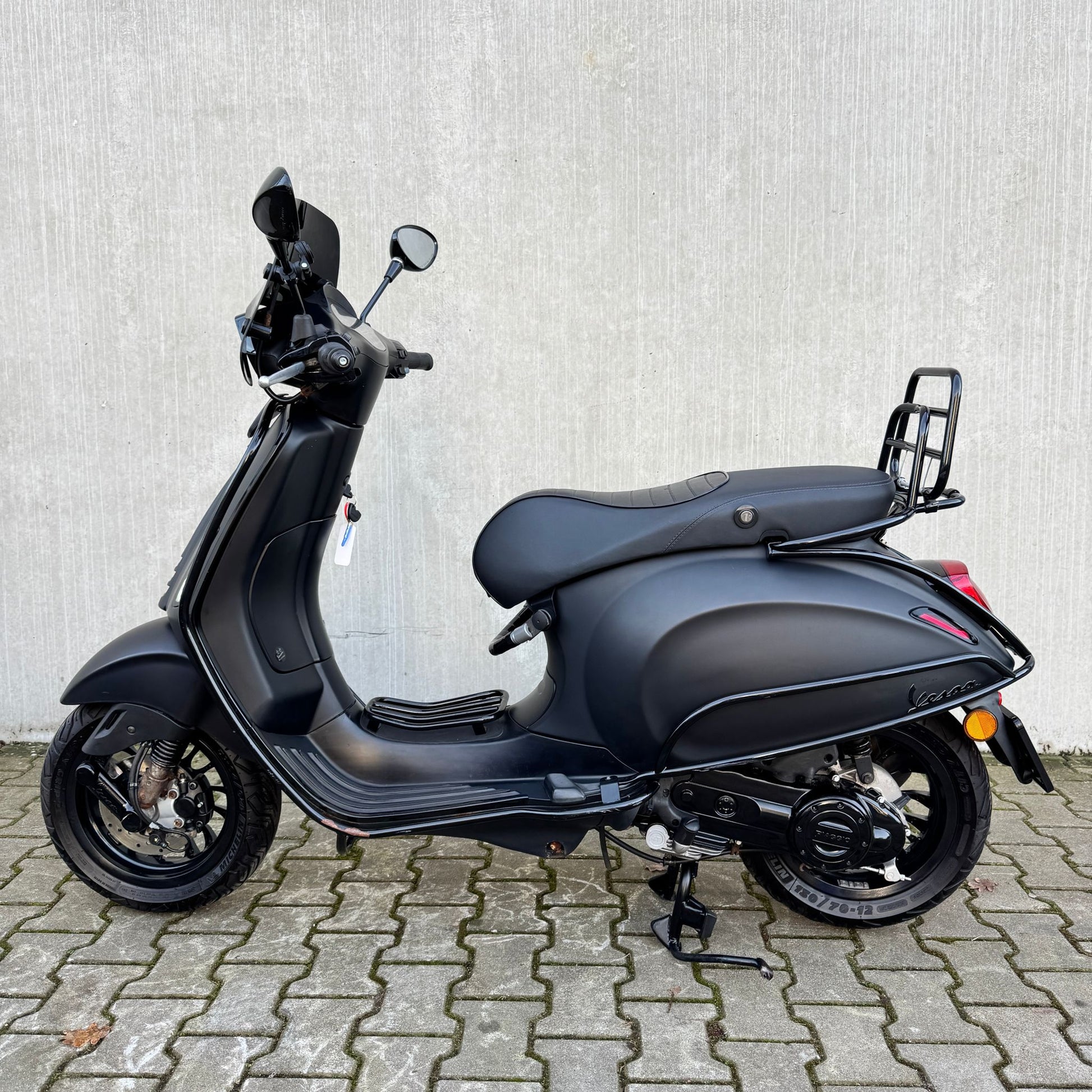 Vespa Sprint Sport Mat Zwart DXJ-52-H
