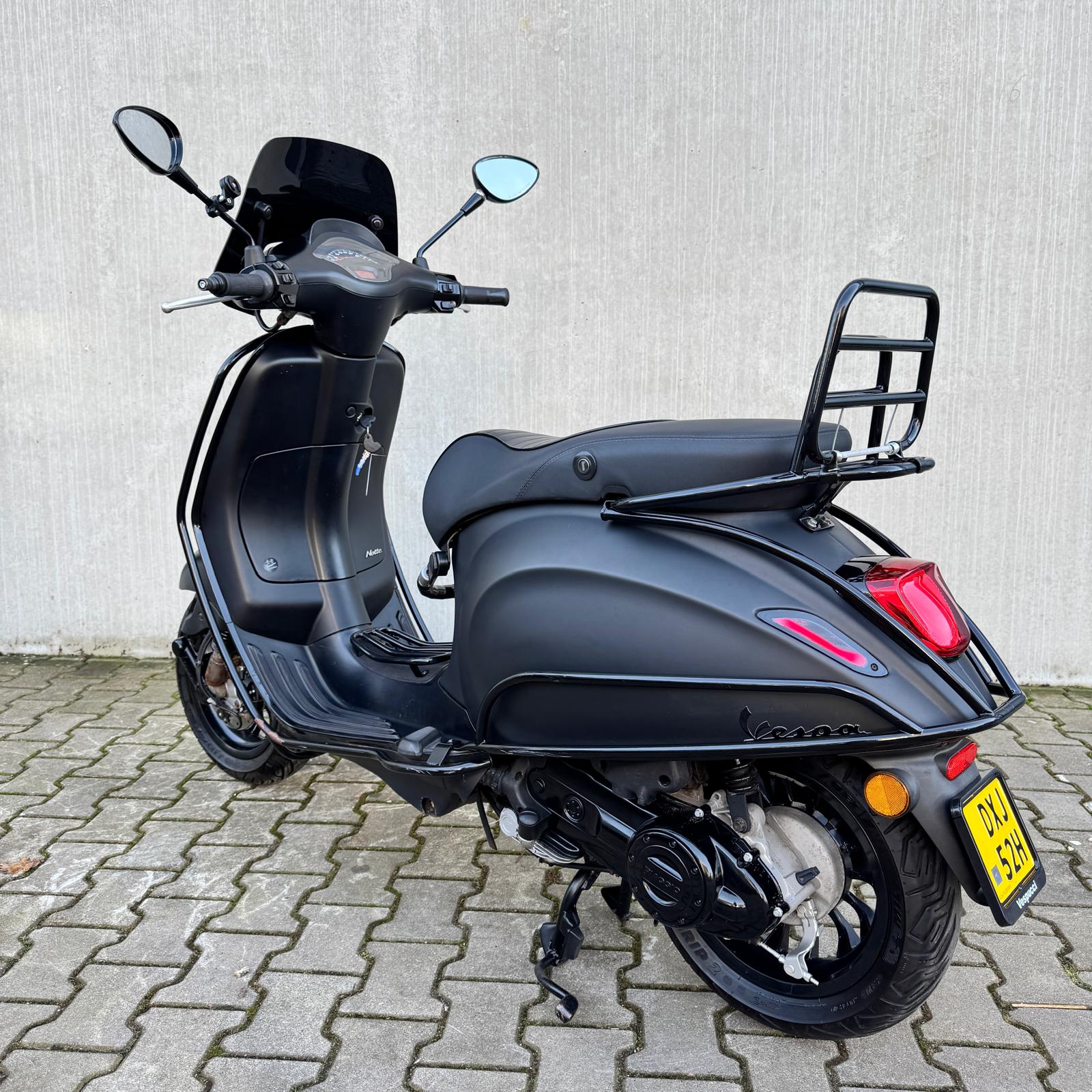 Vespa Sprint Sport Mat Zwart DXJ-52-H