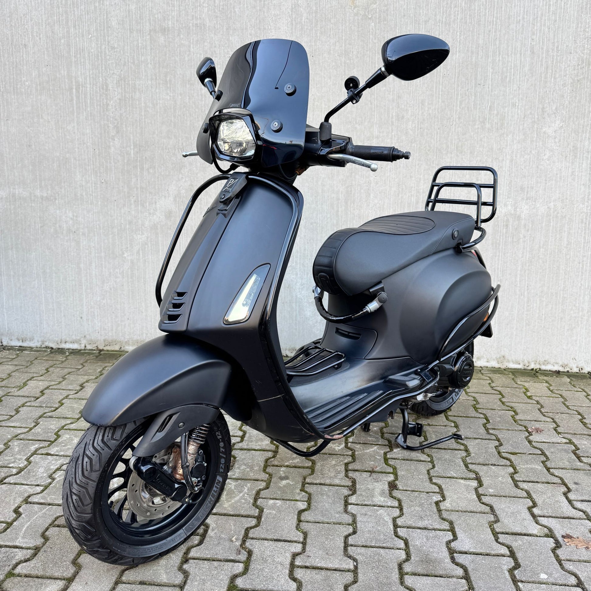 Vespa Sprint Sport Mat Zwart DXJ-52-H