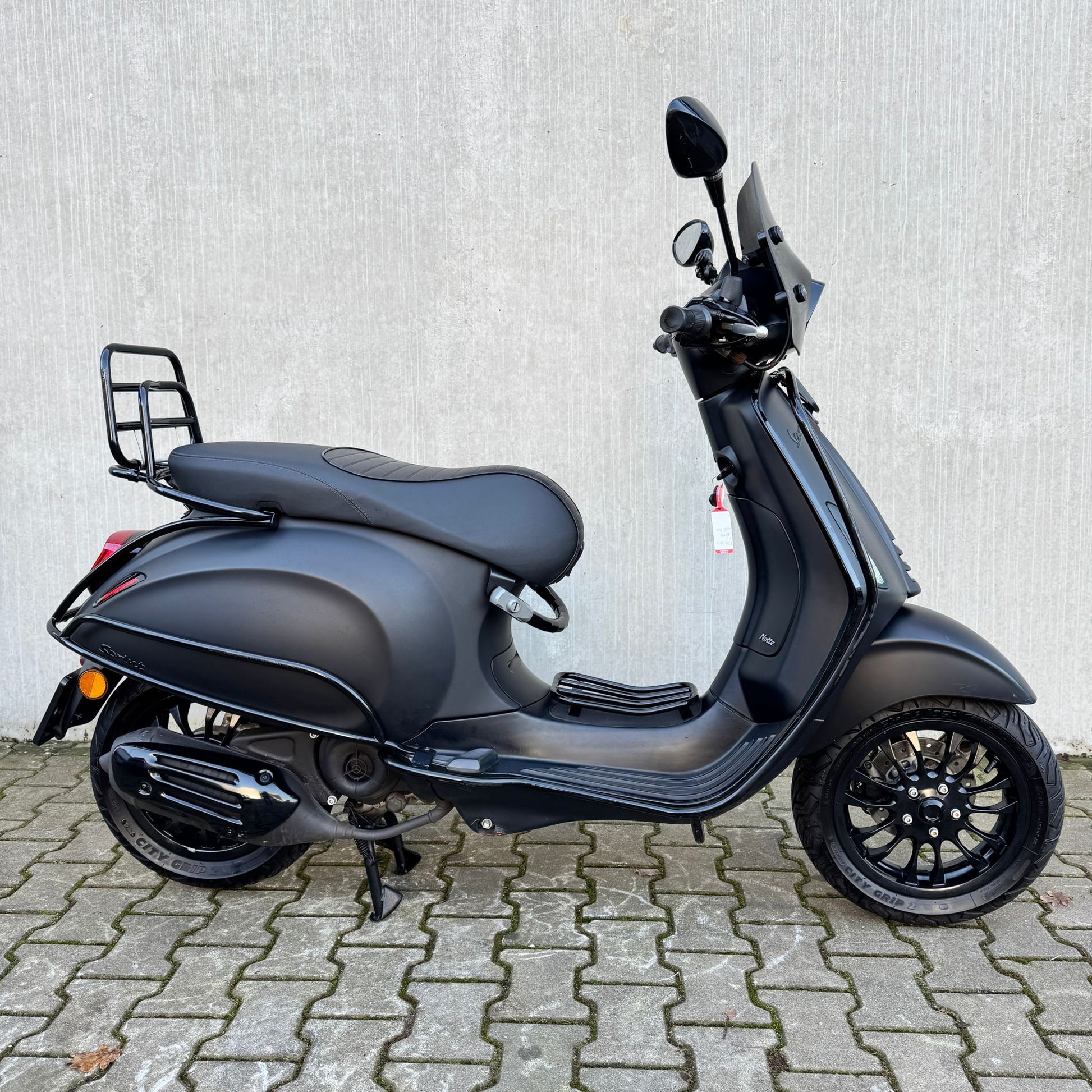 Vespa Sprint Sport Mat Zwart DXJ-52-H