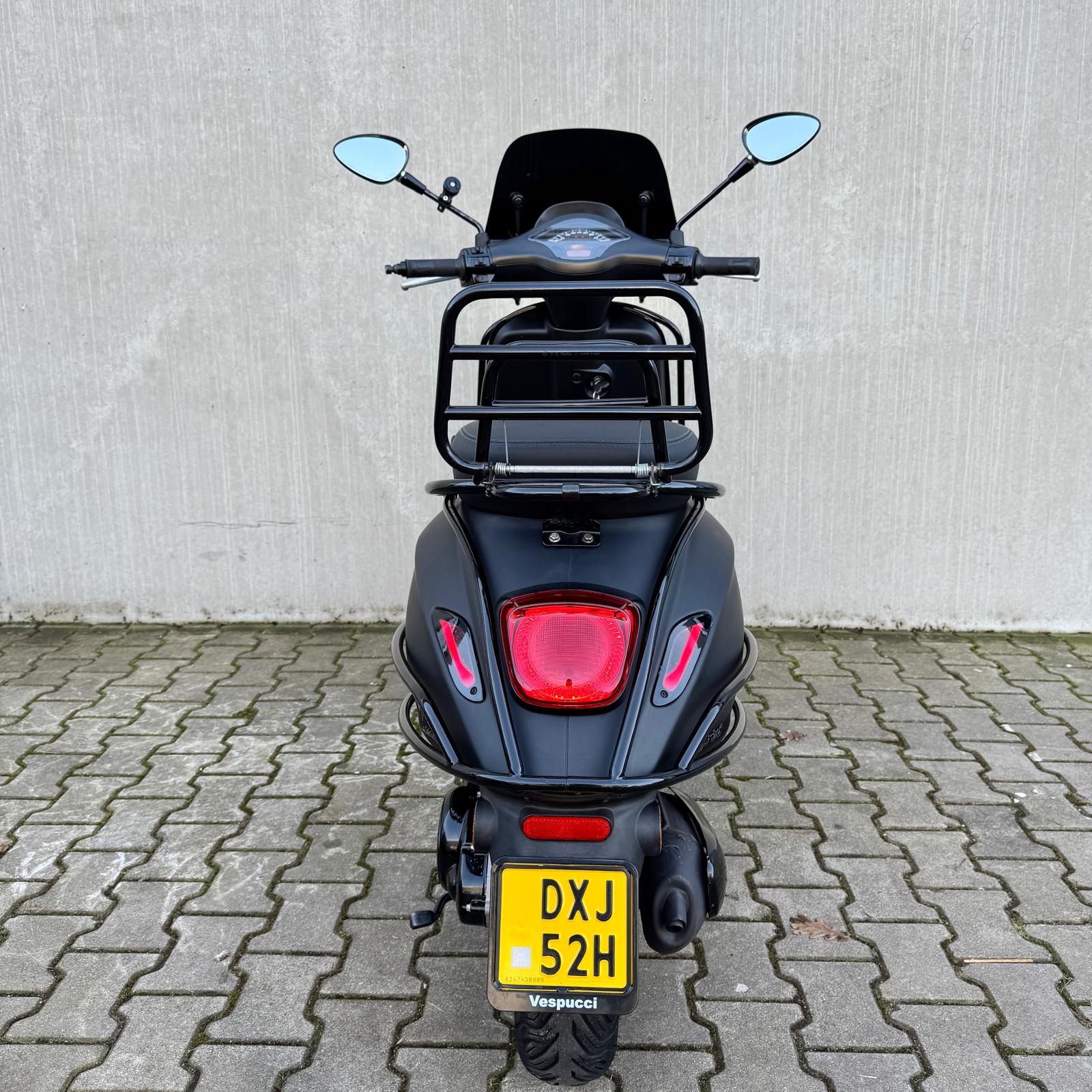 Vespa Sprint Sport Mat Zwart DXJ-52-H