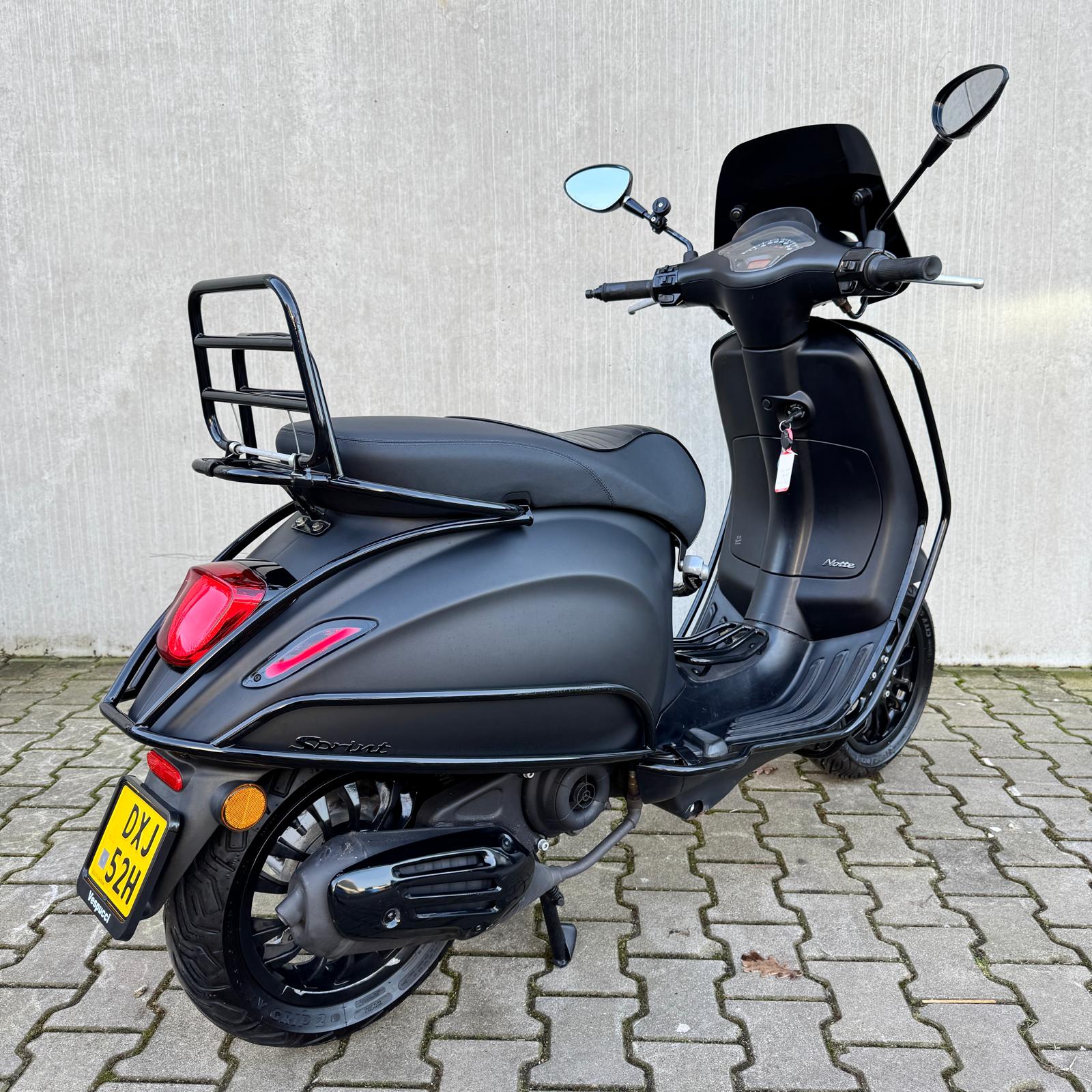 Vespa Sprint Sport Mat Zwart DXJ-52-H