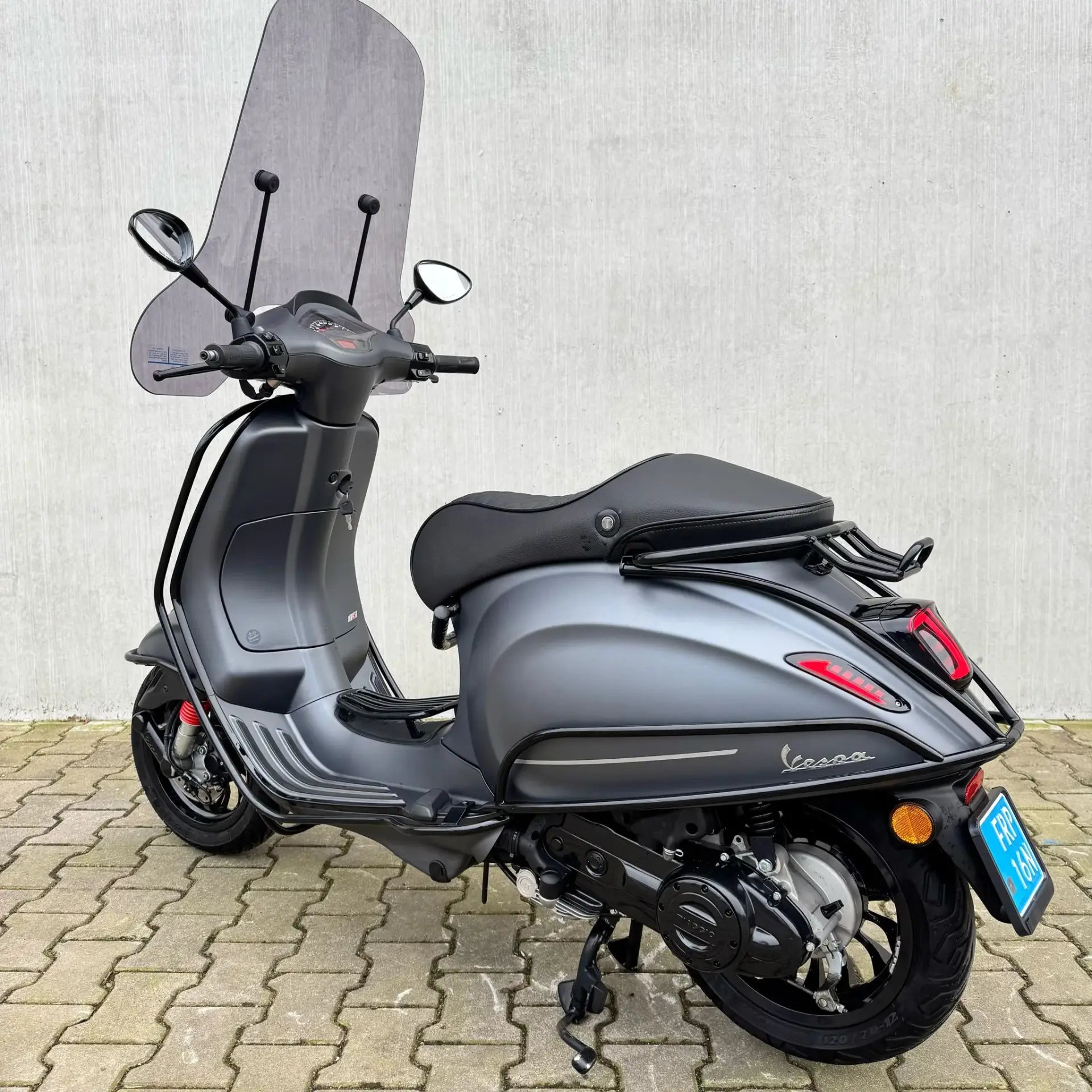 SOLD Vespa Sprint Sport Mat Grijs DTB-60-L