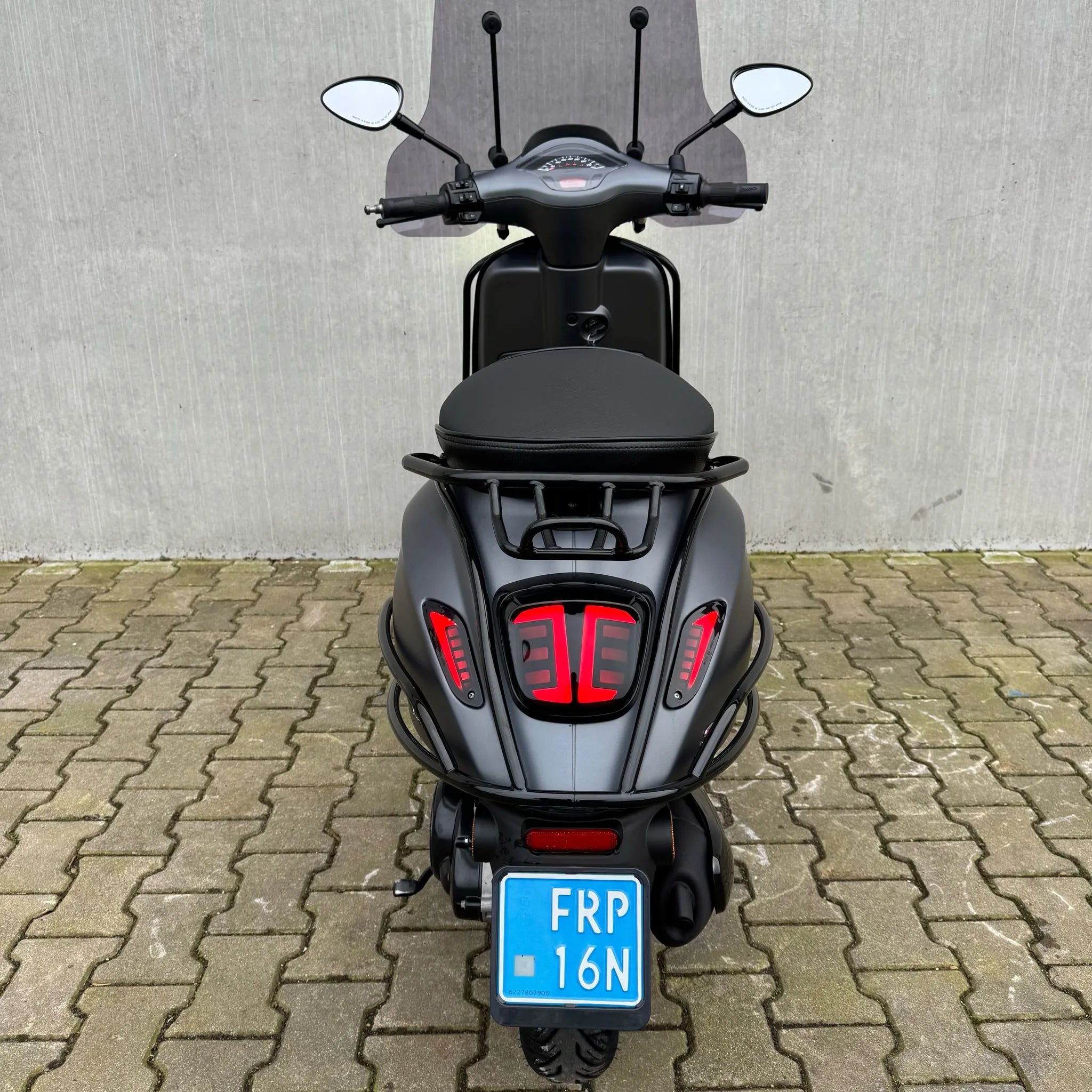 SOLD Vespa Sprint Sport Mat Grijs DTB-60-L