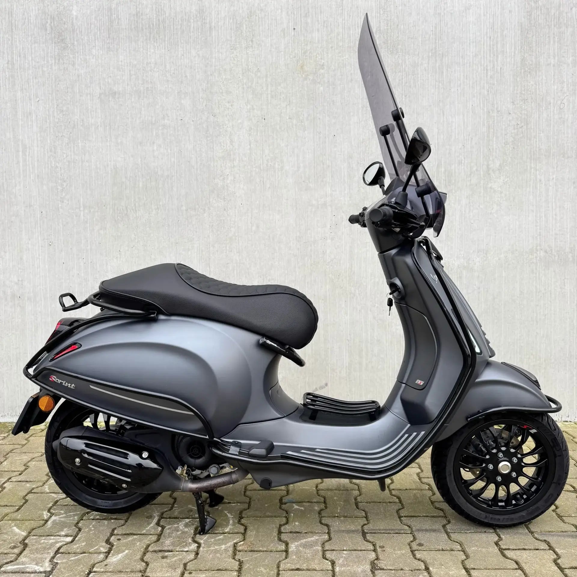 SOLD Vespa Sprint Sport Mat Grijs DTB-60-L