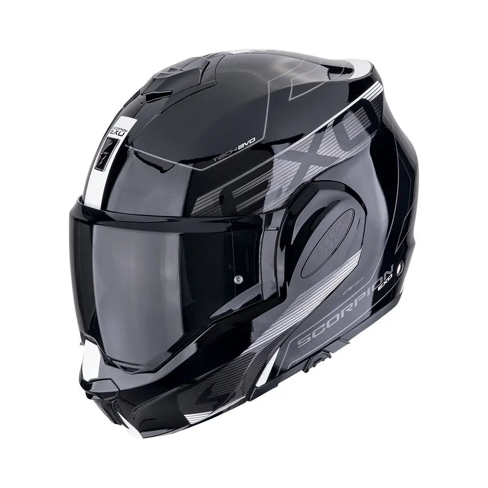 Een modulaire motorhelm in zwart en wit, de Scorpion Exo-Tech Evo Traveller, die veelzijdigheid en stijl biedt voor lange ritten.