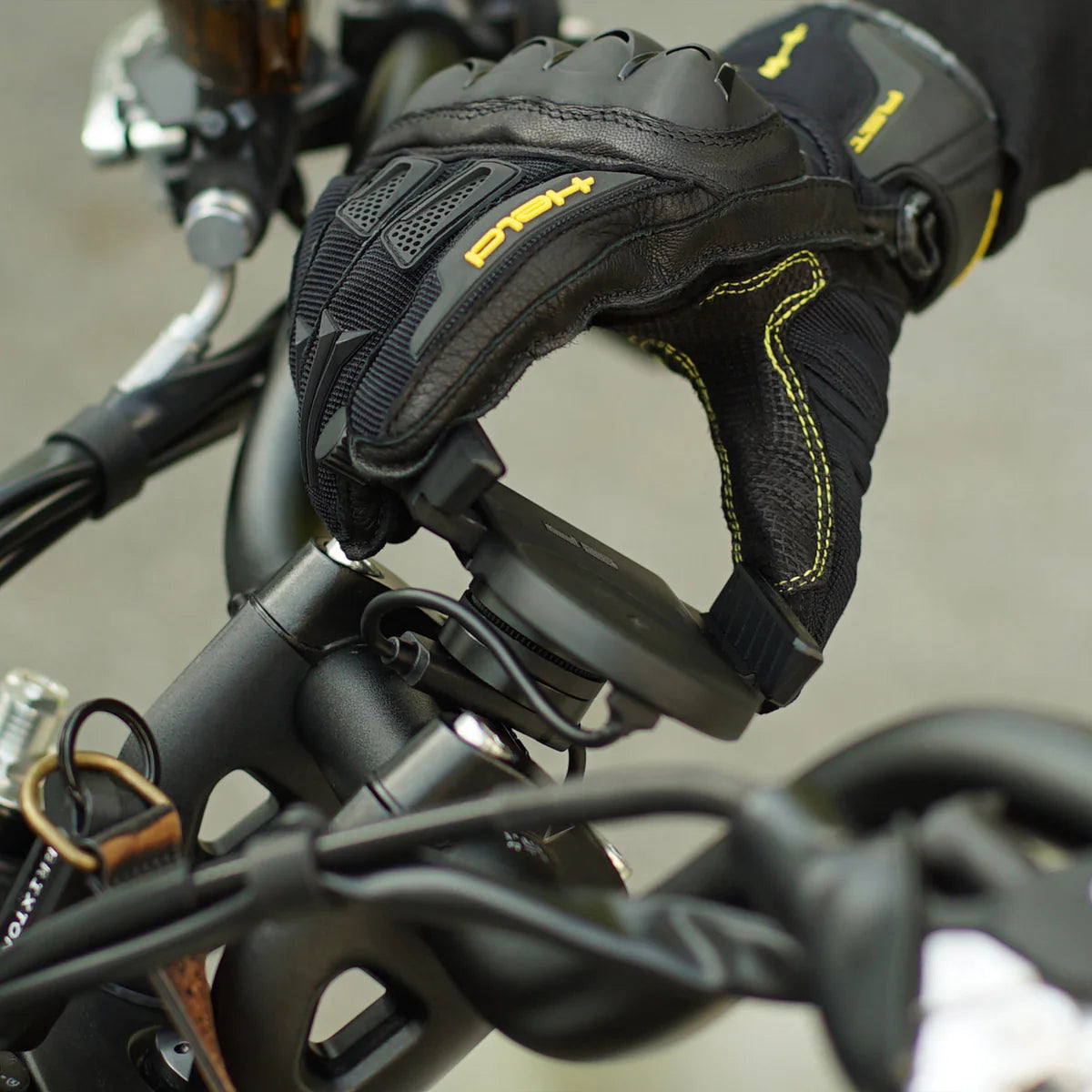 SP Connect Universal Charging Phone Clamp